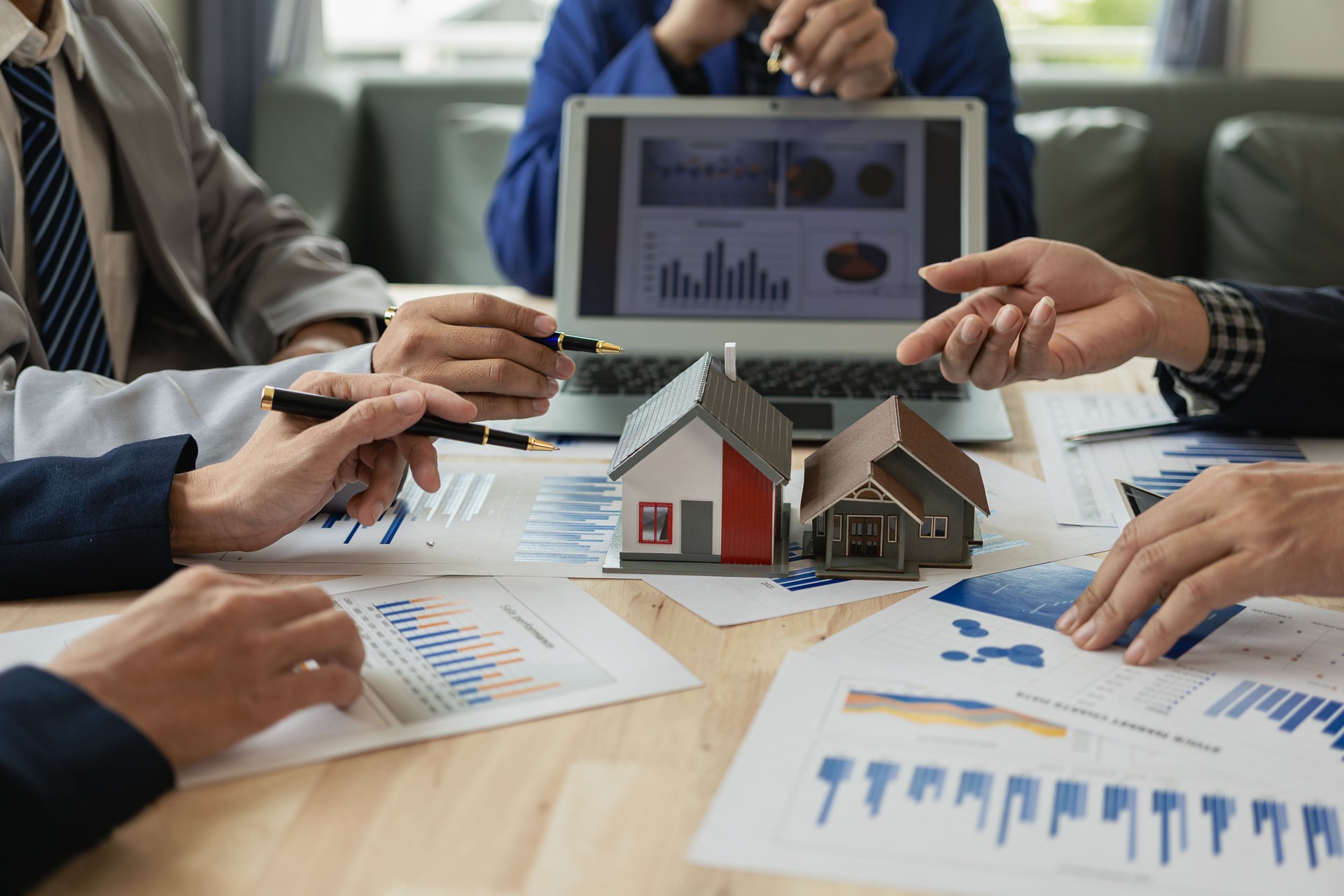 Investors are planning their real estate business and reviewing real estate sales and sales statistics over the past year to discuss and discuss teamwork ideas. Remote Picture